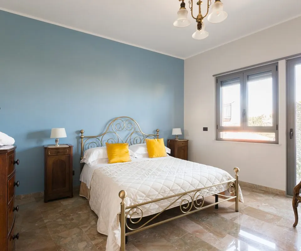 Camera matrimoniale con letto in ottone – Attico Panoramico, casa vacanze a Milazzo