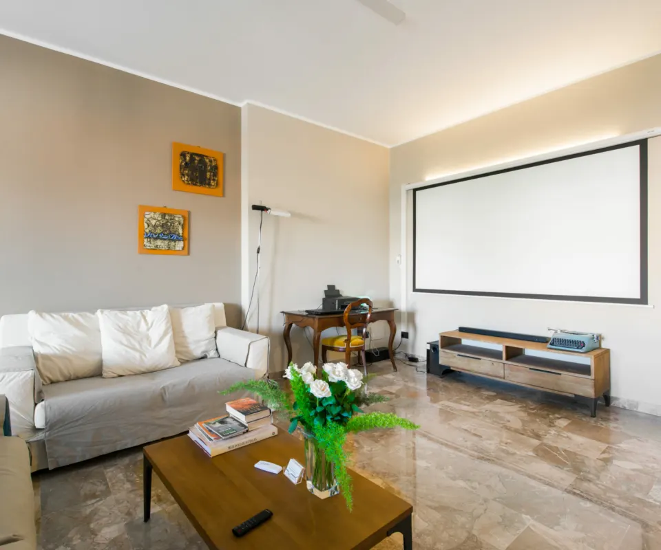 Il salotto e lo schermo del cinema – Attico Panoramico, casa vacanze a Milazzo